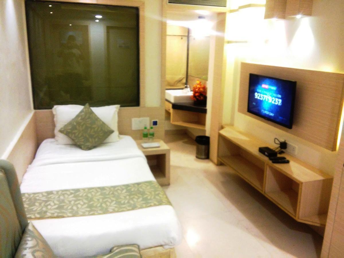 Golden Gate Hotel Indore Exterior photo