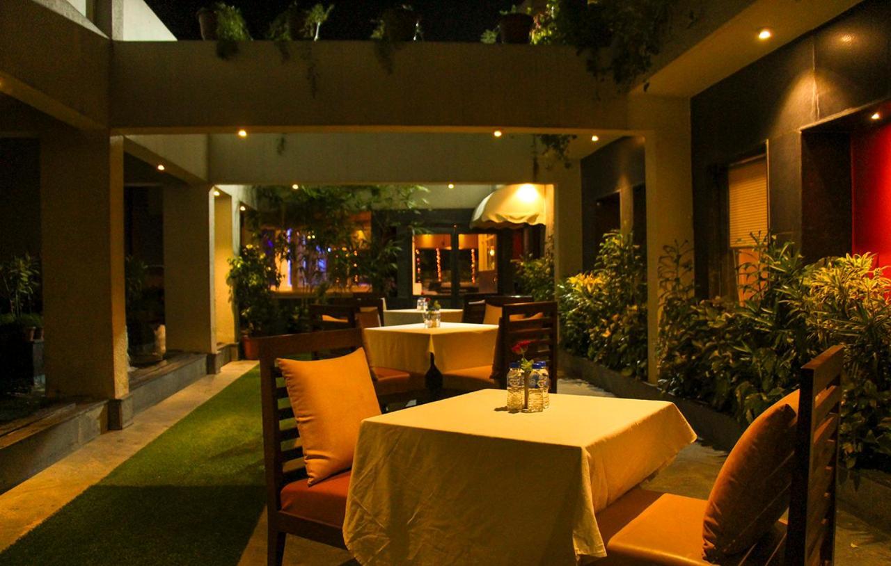 Golden Gate Hotel Indore Exterior photo